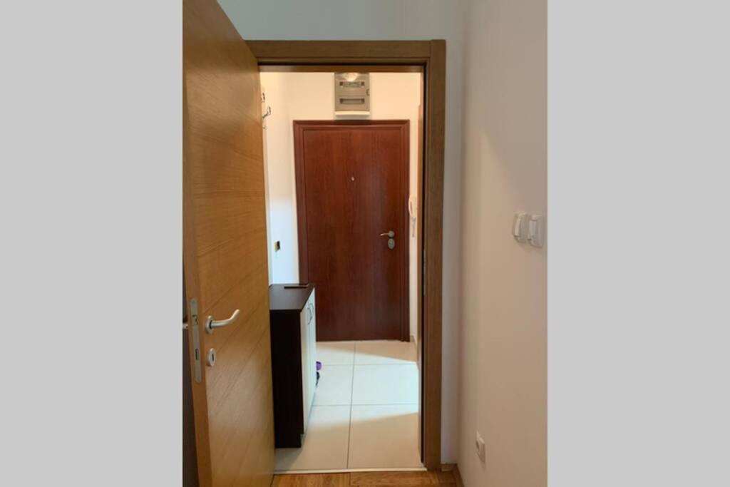Renovated Cozy Studio 7 At Top Location - Available For Long Term Rentals Novi Sad Exterior photo